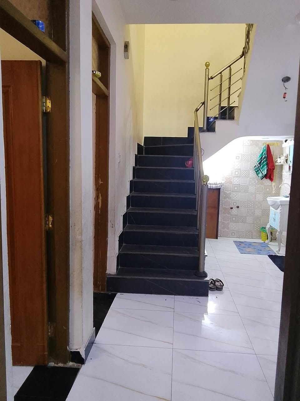 بيت للبيع بالبوعيثة
مجمع السلام
طابو زراعي سند 25
100متر مربع 10×10
يتكون من استقبال ومطبخ وهول داخلي وغرفة نوم وصحيات
والطابق الثاني غرفتين نوم وبيتونة وصحيات 
للتواصل عالرقم ***********
