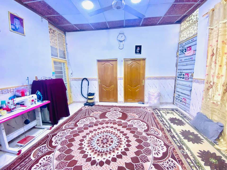 السلام عليكم 
دار 170 متر للبيع يحتوي على غرفتين او صاله او مطبخ وستقبال او صحيات داخليه او خارجيه بناء الدار طابوك والاساس صب كونكريت والسكف صب كونكريت  السعر 47 او بي مجال العنوان شارع المطار القديم قرب مخبز المختار 20 متر عن الشارع العام منطقه كلش حلوه ومرتبه
لطلب والاستفسار 
***********
***********
