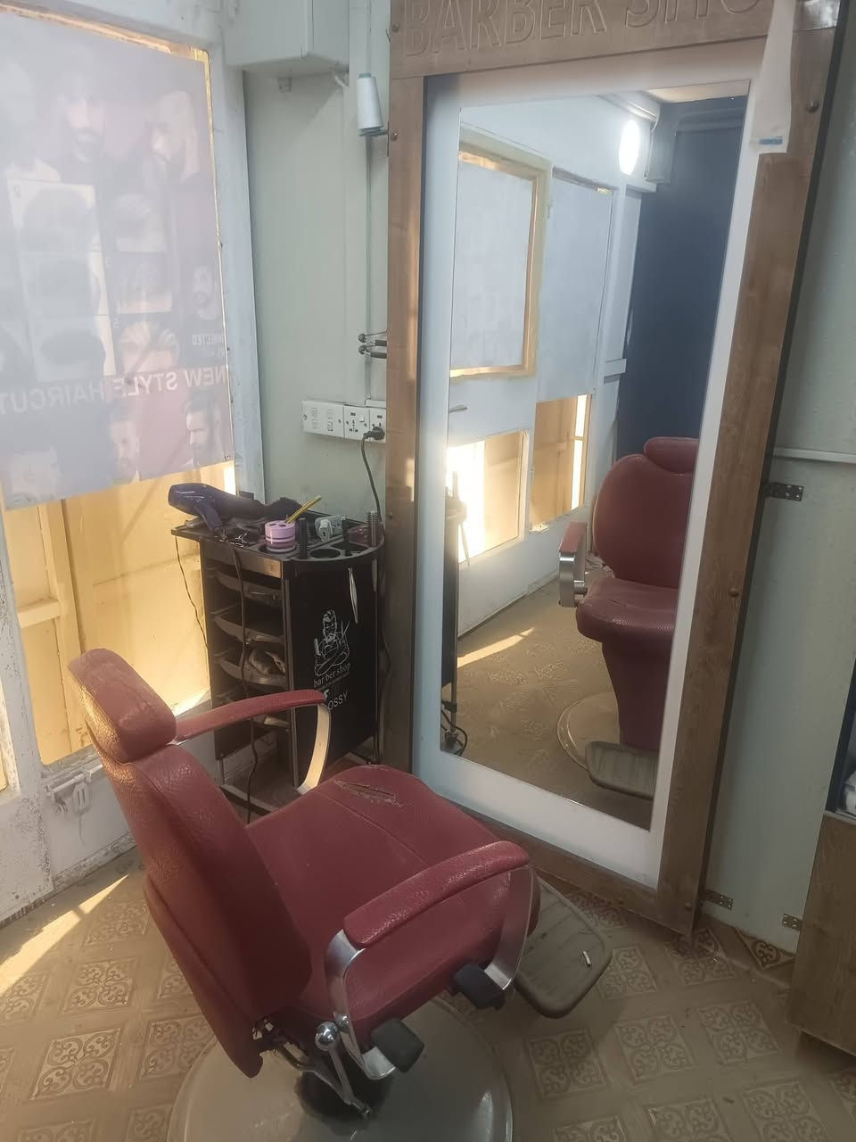 السلام عليكم مري 2 وفاترينه بعدهن جدد وكرسي للبيع عنواني بغداد الزعفرانيه قيم بل يرضي الله رقمي ***********
