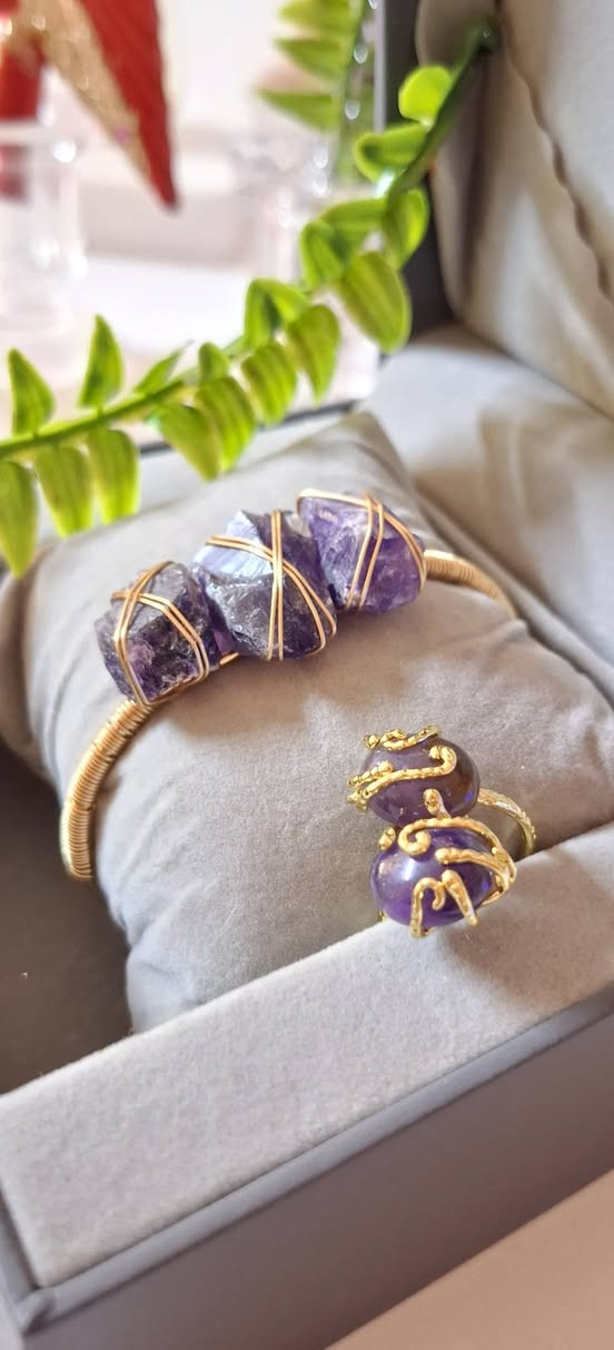 💜 حجر الجمشت (Amethyst) 💜
حجر كريم بلونه البنفسجي الملكي، معروف من أقدم العصور بجماله وطاقة الهدوء اللي يحملها.

يُعد من عائلة الكوارتز، وكل ما كان لونه أعمق وأنقى كل ما كانت قيمته أعلى.

يساعد على تهدئة الأعصاب وتخفيف التوتر والقلق
يعزز صفاء الذهن والتركيز
مفيد للتأمل والراحة النفسية
يُقال إنه يبعد الطاقة السلبية والحسد
يقوّي الإحساس الداخلي واتخاذ القرار

يمنح شعور بالسكينة والسلام
يقلل العصبية وتقلب المزاج
يساعد على نوم أعمق وأهدأ

🔥🔥سعر السيت كامل 15,000 فقط 🔥🔥

توصيل بسماية 1,000


**إذا كنت صاحب هذا الإعلان وتريد حذفه لأي سبب، رجاءا أرسل رسالة إلى الدعم الفني**