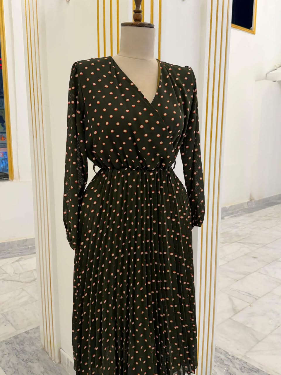 الخامة: شيفون عالي الجودة مع بطانة داخلية ناعمة.
التصميم: أكمام طويلة، خصر مرن، وقصة كلوش منسدلة.
):يلبس قياس 38 و 40 .): يلبس قياس 42 و 44.): يلبس قياس 46  يلبس قياس 50 و 52 .
السعر35
يوجد توصيل كل محافظات3


**إذا كنت صاحب هذا الإعلان وتريد حذفه لأي سبب، رجاءا أرسل رسالة إلى الدعم الفني**