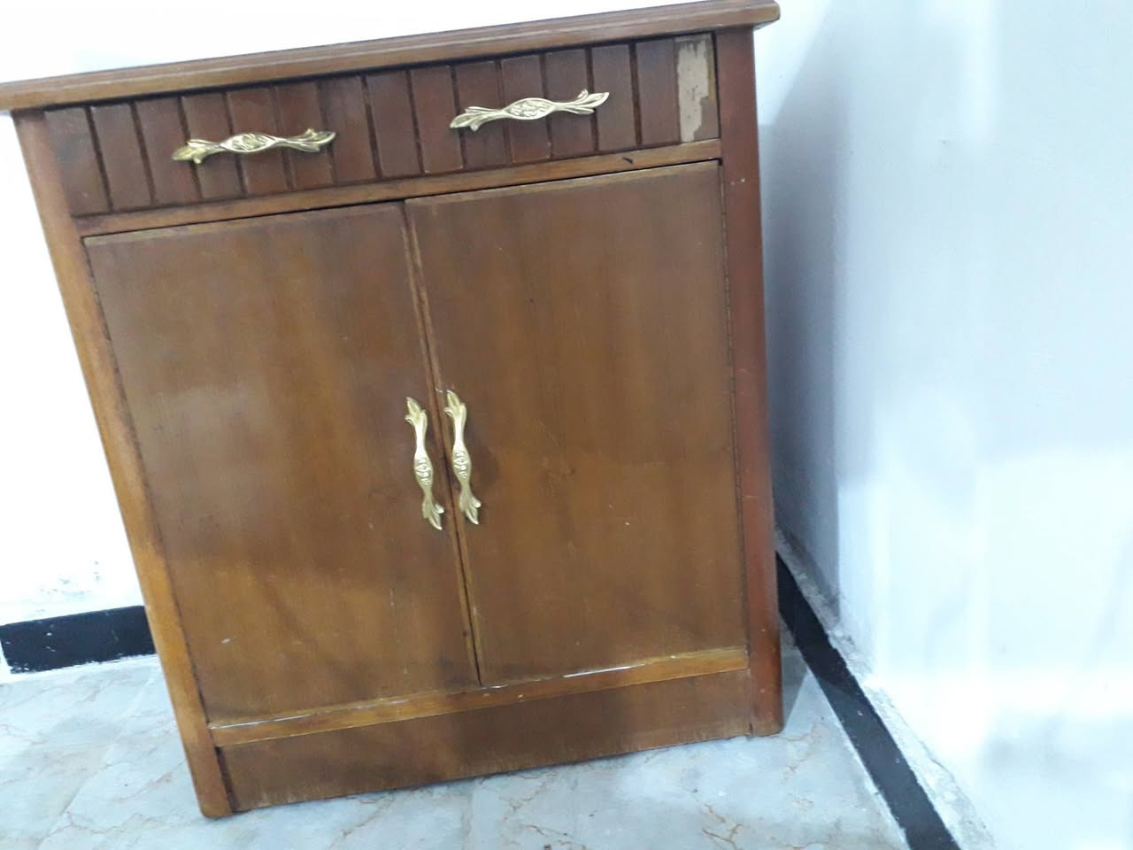 كنتور وياه ملحقاته ميز مراية وجزامه وكومديات اثنين صاج خشب السعر ٢٠٠ وبيه مجال العنوانالجزيرة الفيروزيه ***********
