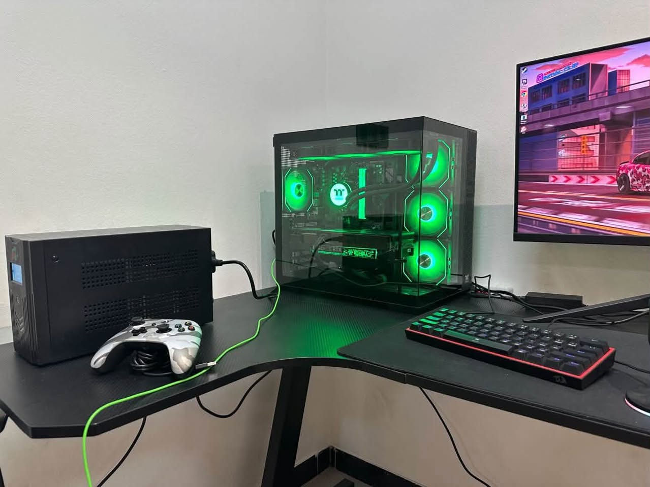 تجميعة Gaming قوية ونظيفة جدًا
الحالة: شبه جديد

مواصفات الـ PC:

• CPU: Ryzen 7 7700

• GPU: RTX 4070 Super

• Motherboard: Gigabyte B650

• RAM: XPG DDR5 32GB (2×16) 6000MHz

• Storage: SSD M.2 1TB

• PSU: 750W

• Case: Thermaltake

• Cooling: Thermaltake AIO 360mm (3 Fans) 

المرفقات ويّا التجميعة:

• شاشة Patriot 2K – 180Hz

UPS Offline (1500VA)

كرسي تمشيه حال ( هدية ) 

• سماعة Razer ( هدية ) 

• كيبورد Redragon 

• يد ألعاب xbox 

 مايك gaming ( هدية ) 
  

 السعر الكلي: 2,400 دينار ( مليونين و400الف ) 
وبيها مجال للشراي 

 للاستفسار المراسلة على الخاص او على الرقم ***********
