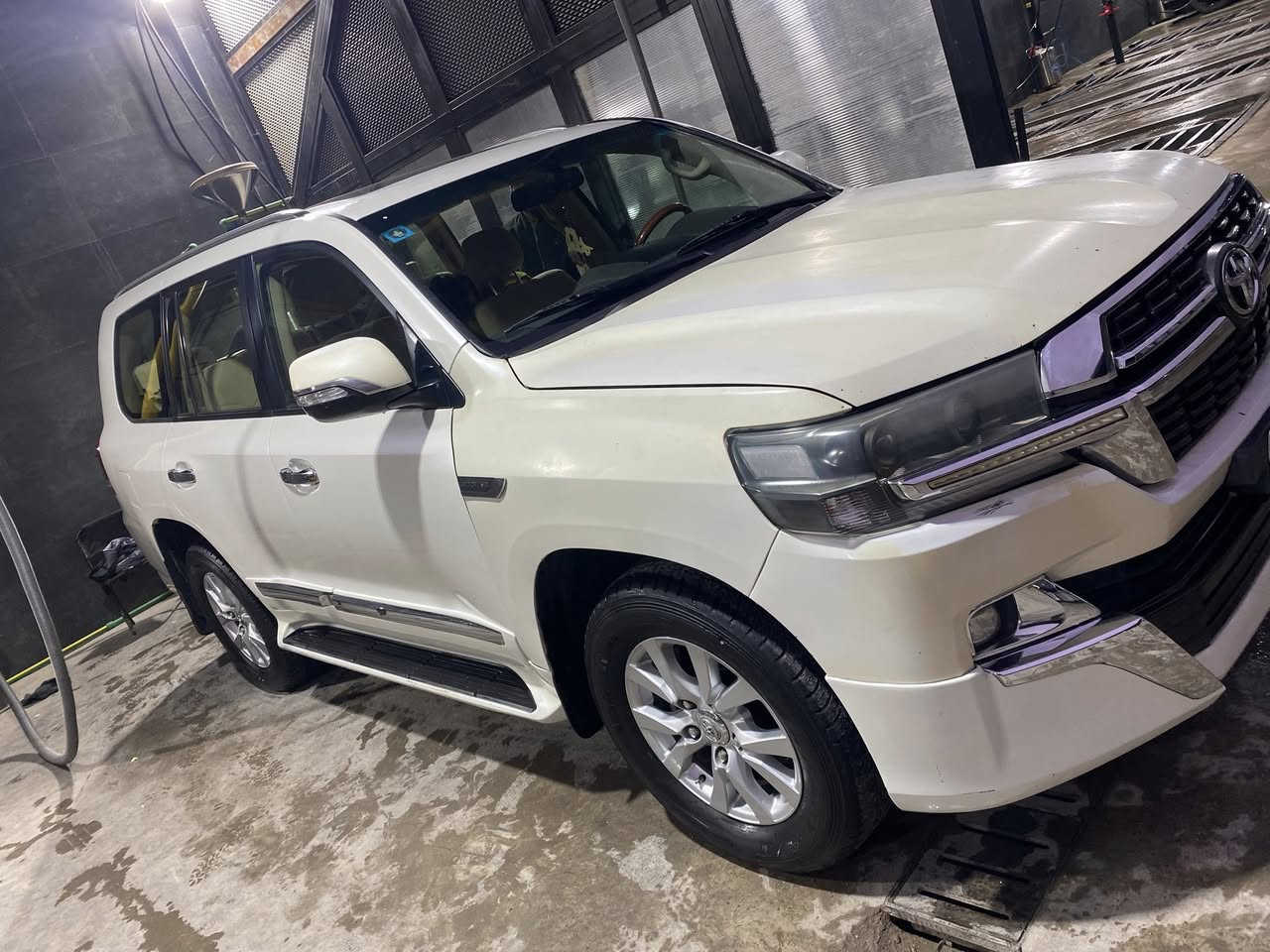 للبيع ٨سلندر موديل ٢٠١٣صبغ فقط التحديث مكان السيارة بغداد للتواصل على الرقم***********
