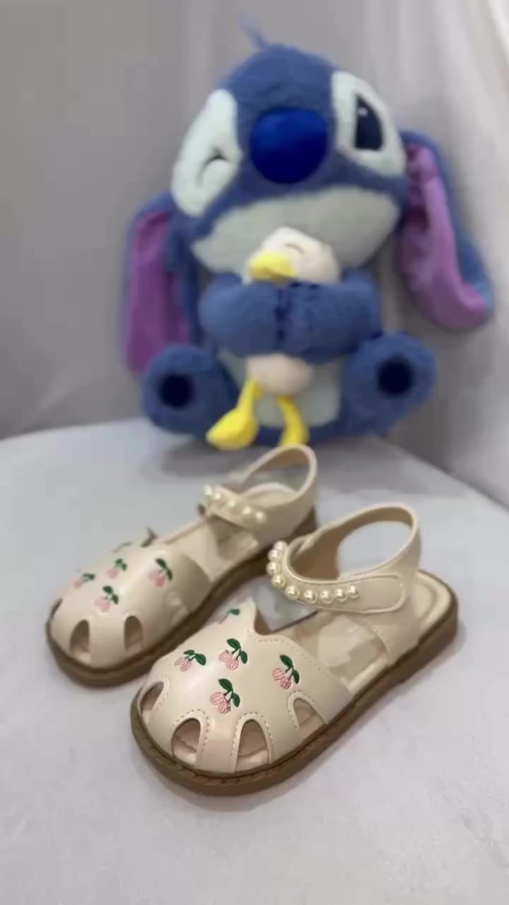 صندل بناتي بلون البيجي ولمسة كرز تخبل!
أناقة هادئة ونعومة تبرز جمال البنوتة بكل خطوة 🌸

📏 القياسات: 29 / 31 / 32 / 33
⚠️ القالب كبير جداً (يفضل اختيار قياس أصغر بدرجة)

خفيف ومريح ومثالي للطلعات والمناسبات 😍

📍 متوفر في سنتر علي الهادي لأحذية الأطفال
الكوت – شارع ألف عافية – ركن شارع البدلات – مجمع جنائن واسط
📦 توصيل لجميع المحافظات


**إذا كنت صاحب هذا الإعلان وتريد حذفه لأي سبب، رجاءا أرسل رسالة إلى الدعم الفني**