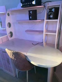 غرفة نوم بنات • ميز دراسي • الموصل القوسيات