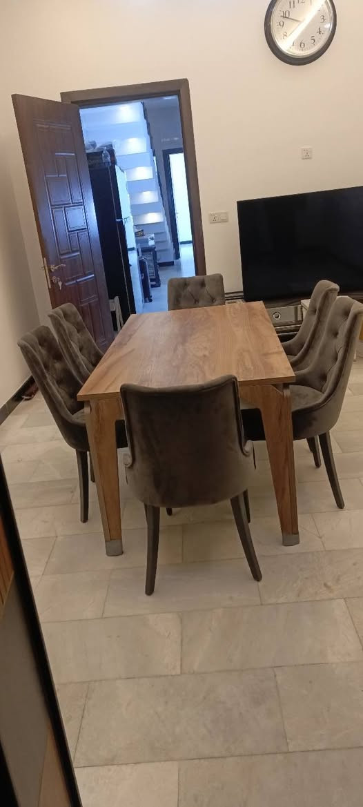 ميز ابو المخزن ويه 6 كراسي اخو الجديد للبيع المكان حي الجهاد الرفاق بغداد ***********
