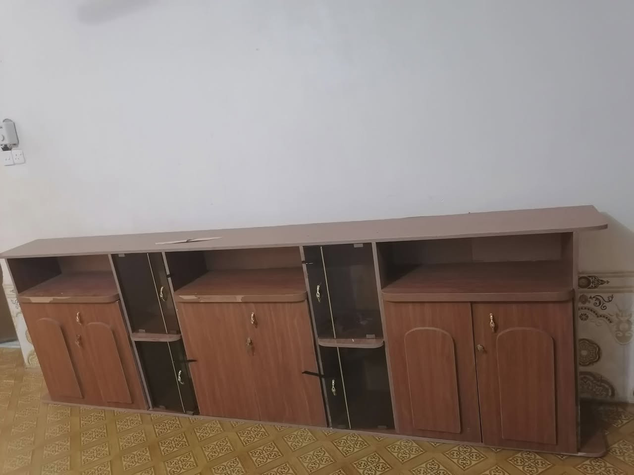 سلام عليكم للبيع معرض طابقين نضيف اخو الجديد طوله 3متر اوعرضه 3متر مكانيدوانيهدغارهازبيد الاستفسار(***********)
