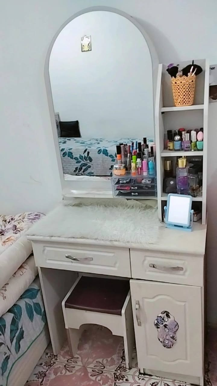 بغرفة اطفال مكونه من جرابي عدد 2وميز مرايه مستخدمات نظافه 90% سعرهن 275 شراي يراسل وتساب ***********
