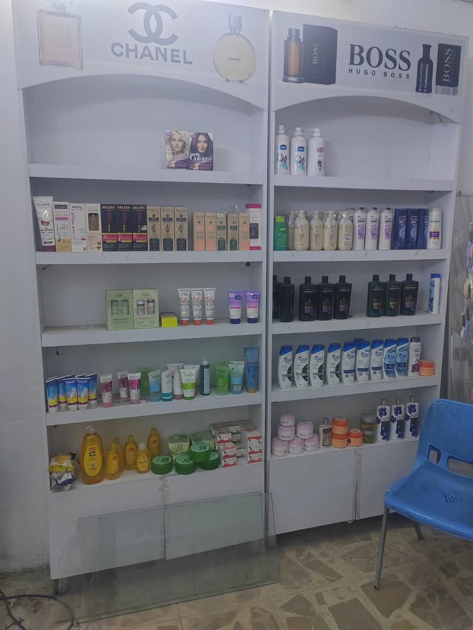 السلام عليكم رفوف للبيع  العدد7استخدام قليل ***********
