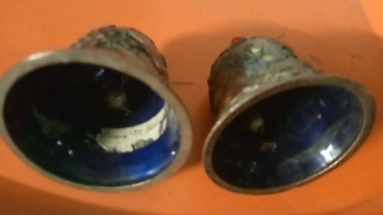 اجراس من الفضه والمينه الملونه رصعت بأنواع الحجار الكريمه قطع من النوادر ، توضع على ميز طعام فإذا احتاج الضيف شيء هز الجرس لتاتي الخادمه ، القرن التاسع عشر


**إذا كنت صاحب هذا الإعلان وتريد حذفه لأي سبب، رجاءا أرسل رسالة إلى الدعم الفني**