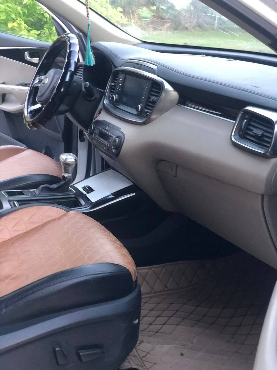 كيا سورنتو موديل2020
خليجي مكفوله كفاله عامه 
كير ومحرك كهربائي كفاله 
محرك 6 سلندر 
7 راكب شاشه كأمره تحكم ستيرن 
سايد بريك دكمه
ماشيه 110 الف

كشنات جلد 
رقم بغداد الدولي 
السعر 265 وبيه مجال
مكان السيارة بابل 
رقم ***********
