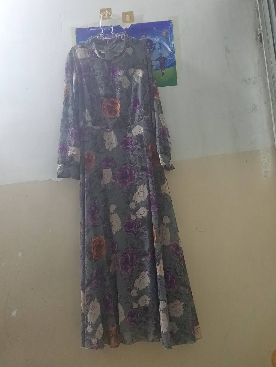 فساتين بنتيات يلبس 8..9.. سنه الواحد على 5 الاف المكان بلديات شارع الكهرباء ***********
