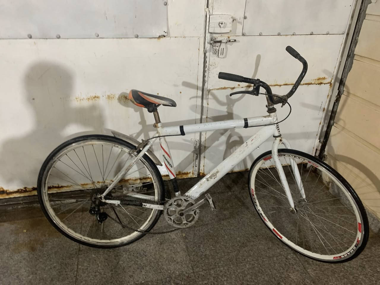سلام عليكم بايسكل للبيع نوع Fixed Gear البايسكل كلشي بي تمام بس البريك خفيف و البايسكل سرعه و ليسه جبلي السعر 80 و قابل للتغير مستعجل على البيع


**إذا كنت صاحب هذا الإعلان وتريد حذفه لأي سبب، رجاءا أرسل رسالة إلى الدعم الفني**