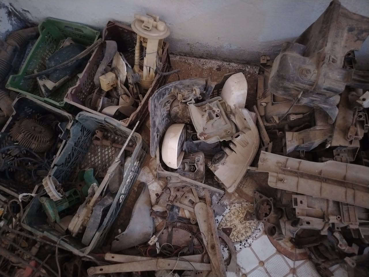 قطع غيار سيارات مختلفة تفصيخ للبيع
#باسعار مناسبة جدا
تصفية محلات
#ملاحظة القطع بلاد وليس تجاري
#سيارة نوع بي واي دي موديل ١٣
#محرك سيارة بيكاچو مفتوح
#مجموعة داينموات سيارات #ابطوط
#مراوح
#راديترات
#مرايات 
#دبة و #عمبار
#ثلاجات
كما يوجد #بطانة بيبان سيارات مختلفة
منها #جيب و #اوباما موضح بالصور جديد حاوية
مشكل وبعض السيارات المختلفة
بأسعار مناسبة جدا بالجملة

#الموقع
العمارة _ الحي الجامعي _ مقابيل الكلية الأساسية
#ملاحظة
يوجد فيديو كامل اول التعليقات 

للاستفسار اكثر الاتصال على الرقم
***********
