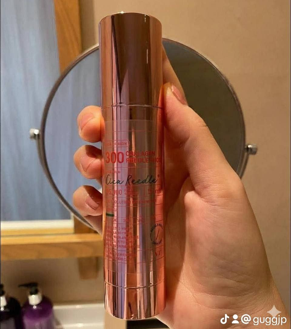 ✨سيروم في تي كوزمتيكس كولاجين ريدل شوت 300 (VT Cosmetics Collagen Reedle Shot 300) منتج للعناية بالبشرة مصمم لتعزيز امتصاص المكونات النشطة وتحسين مرونة البشرة. يستخدم تقنية الإبر الدقيقة (microneedles) للمساعدة في اختراق المكونات بعمق أكبر في الجلد.
✅ والفوائد الرئيسية:-
✔️ يحتوي السيروم على "Cica Reedle"، وهي إبر دقيقة مشتقة من السيليكا، تخلق قنوات دقيقة مؤقتة في الجلد لتعزيز تغلغل المكونات النشطة، مثل الكولاجين، بشكل فعال.
✔️ تساعد المكونات الرئيسية مثل الكولاجين منخفض الوزن الجزيئي (500 دالتون) ومستخلص بروتين الحليب وفيتامين E على شد البشرة المترهلة وتحسين مرونتها، مما يمنحها مظهرًا أكثر امتلاءً وحيوية.
✔️ يعمل على تنعيم سطح البشرة وتقليل ظهور الخطوط الدقيقة والتجاعيد، كما يساعد في تقليل مظهر المسام.
✔️ التركيبة غنية أيضًا بمركب "Cicahyalon" (المكون من مستخلص السينتيلا اسياتيكا وثلاثة أنواع من حمض الهيالورونيك) لتهدئة البشرة وتوفير ترطيب عميق وتقوية حاجز البشرة..
#الاصلي المنشأ كوريا 🇰🇷💯
السعر ١٤ الف
🚘 يوجد خدمة توصيل لجميع محافظات العراق ٤ 🚘


**إذا كنت صاحب هذا الإعلان وتريد حذفه لأي سبب، رجاءا أرسل رسالة إلى الدعم الفني**