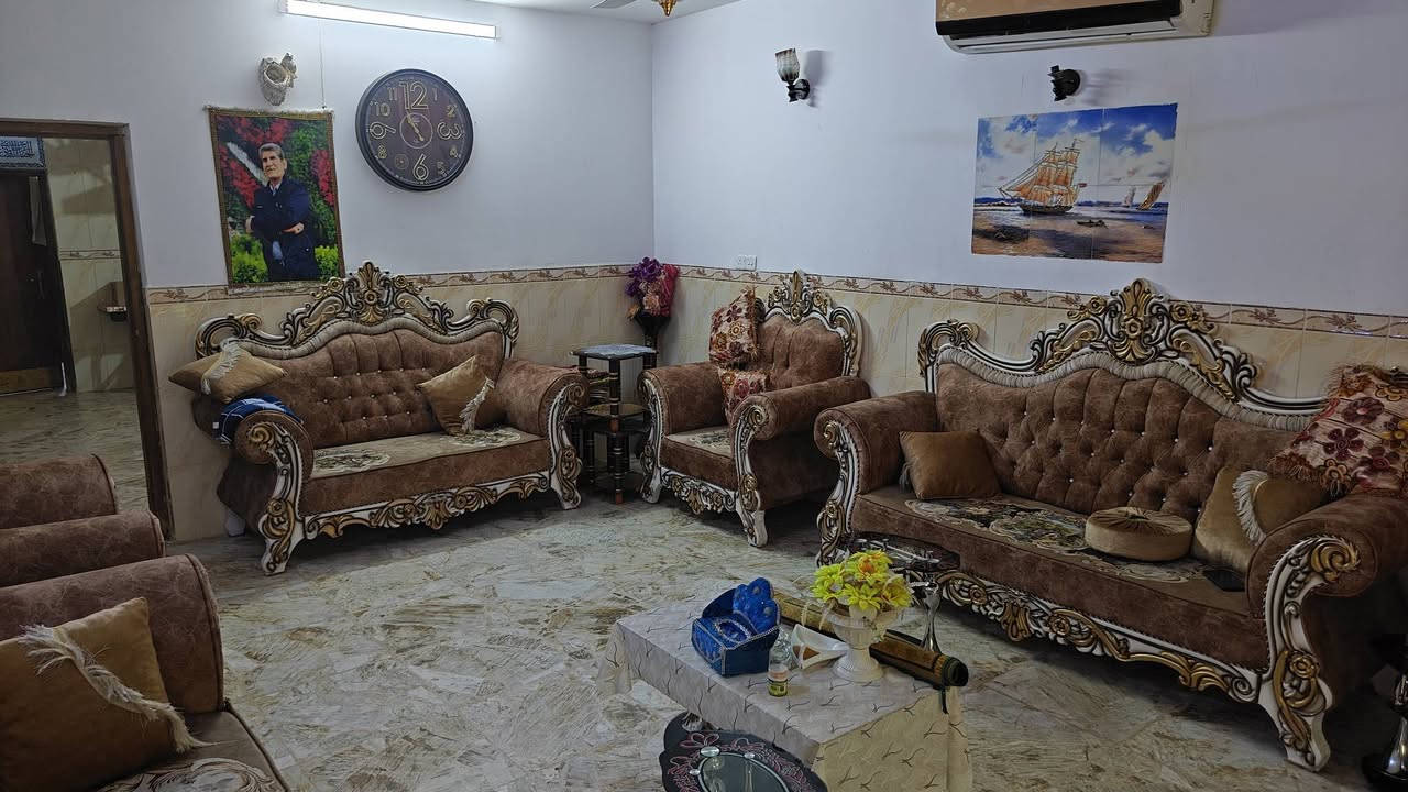 يالله يوجد بيت في العلكاية ملك صرف مساحة 250 متر البيت جديد طابقين يحتوي على استقبال ومطبخ وصاله وغرفين نوم وصحيات والطابق الثاني يحتوي على غرفة نوم واحده السعر 115 وبي مجال 
***********
