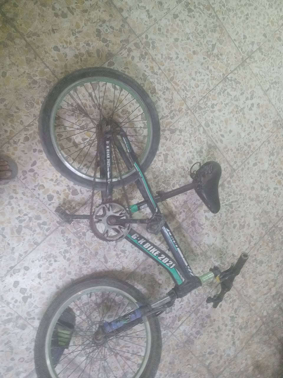 السلام عليكم بايسكل رياضي c700 ..نقص جوب خلفي والزنجيل يفلت..والثاني حجم 20 التأثير الوره يركص السعر 35الف وبي مجال حك الجيه المكان بغداد الزعفرانية 
الرقم/***********
