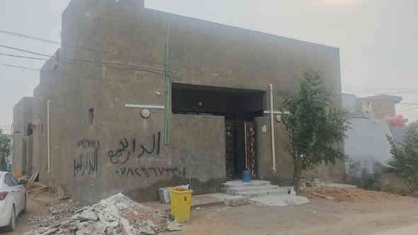 بيت ١٠٠ متر مربع ركن البراكيه شارع المعمل قرب محطه الثناء محطه العيساوي البيت يتكوون من غرفه وصاله ومطبخ وستقبال صحيات خارجيه وداخليه  البناء طابوق السكف عكاده سيراميك كاشي درجه اوله سقوف ثانويه يباع معه البيت سبلت طنين وكاونتر تفاصيل البيت وصور البيت من داخل وخارج مراسله صاحب دار وتساب *********** او تصال
السعر ٣٥ وبي مجال
