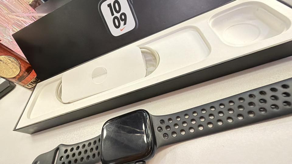 ساعة أبل  Apple سيريس 7 Nike  ماستر 
شاحنتها والسير نايكي اصلي اصلي اصليييي 👌🏻 

ابيعة بكج كامل ٢٢٥ الف دينار 

الف عافية الي ياخذها 
مابيها اي ضرر 
 
اجاوب فقط وتس رقم 
***********
