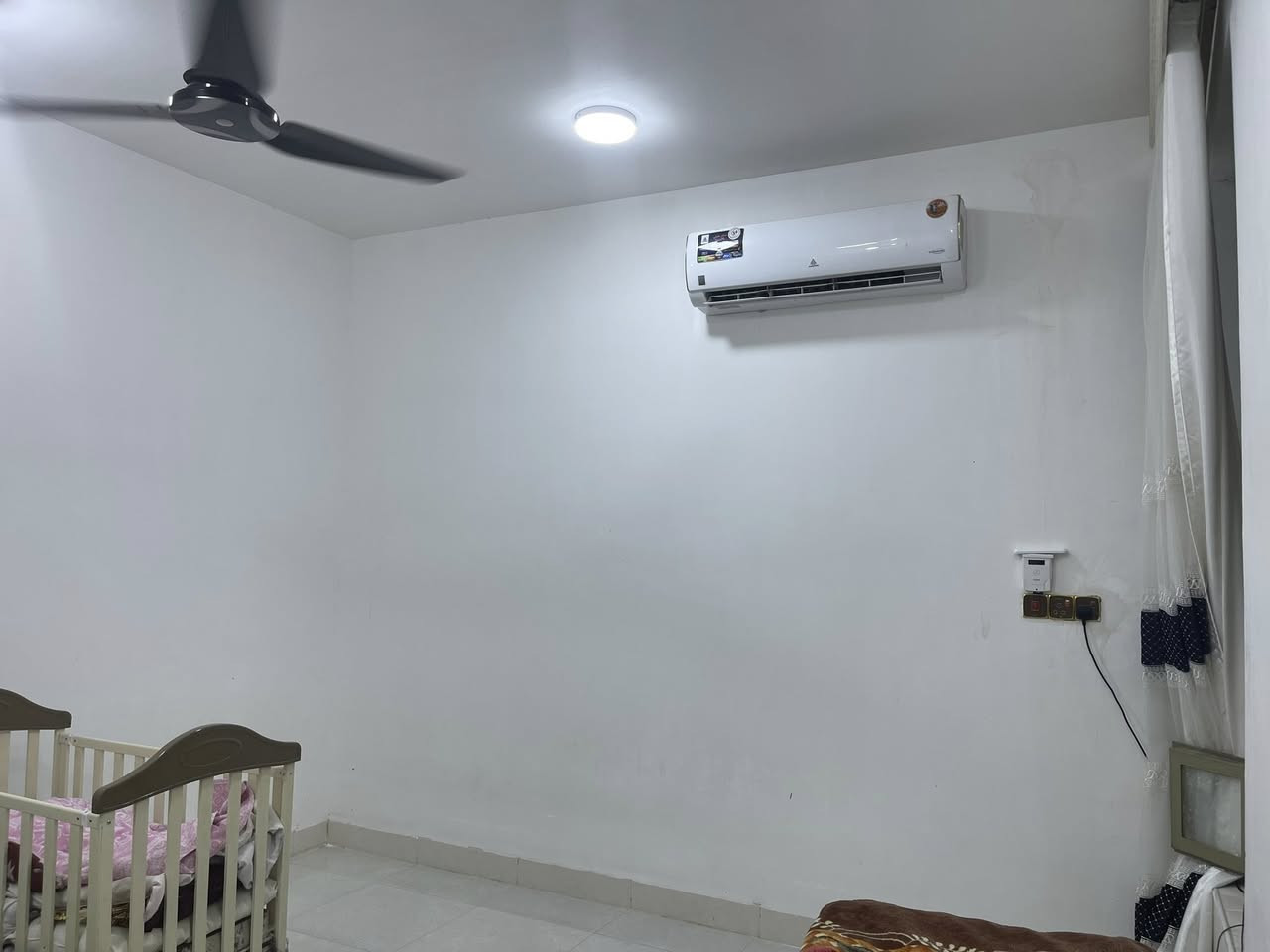 السلام عليكم
دار للبيع المساحة 200م
طابو صرف بأسمي 
الوجه 10 والنزال 20 
يتكون من كراج واستقبال وكيلدور 
وصالة كبيرة ومطبخ وغرف 2 ومناور 2 وصحيات داخلية وخارجية 
البيت جديد بناء سنة 2023 
للاستفسار الاتصال على الرقم ***********
البيع نقد فقط
