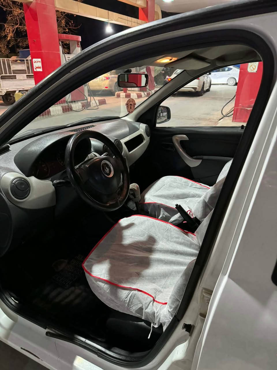 سلاو سه ره تا به ناوى خواى گه وره 
رينؤ مؤديل 2011 ئؤتؤماتيك بيمه سره ف 
گيرومه كينه وكاره باى به شه رت 
سه ياره كه زؤر پاكه مالى دؤسته 
١ ده رگاى بؤياخه پيشودواى ده عمى نيه
رؤنوهايدرؤليكى تازه گؤراوه هى مالى خؤمه 
سه عرى56$ كه مى مه عامه له يه 
ژ.م *********** السليمانية, العراق
