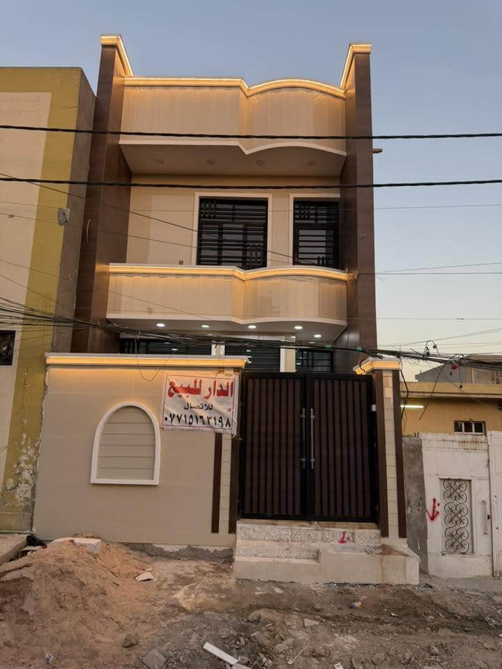 دار للبيع مساحة ١٠٠ متر حي البساتين حي السلام البيت طابقين يحتوي على 3 غراف نوام 3 صحيات مدخلين صالى كبير استقبال بيتونه كبيره  سطحين لاستفسار ***********
