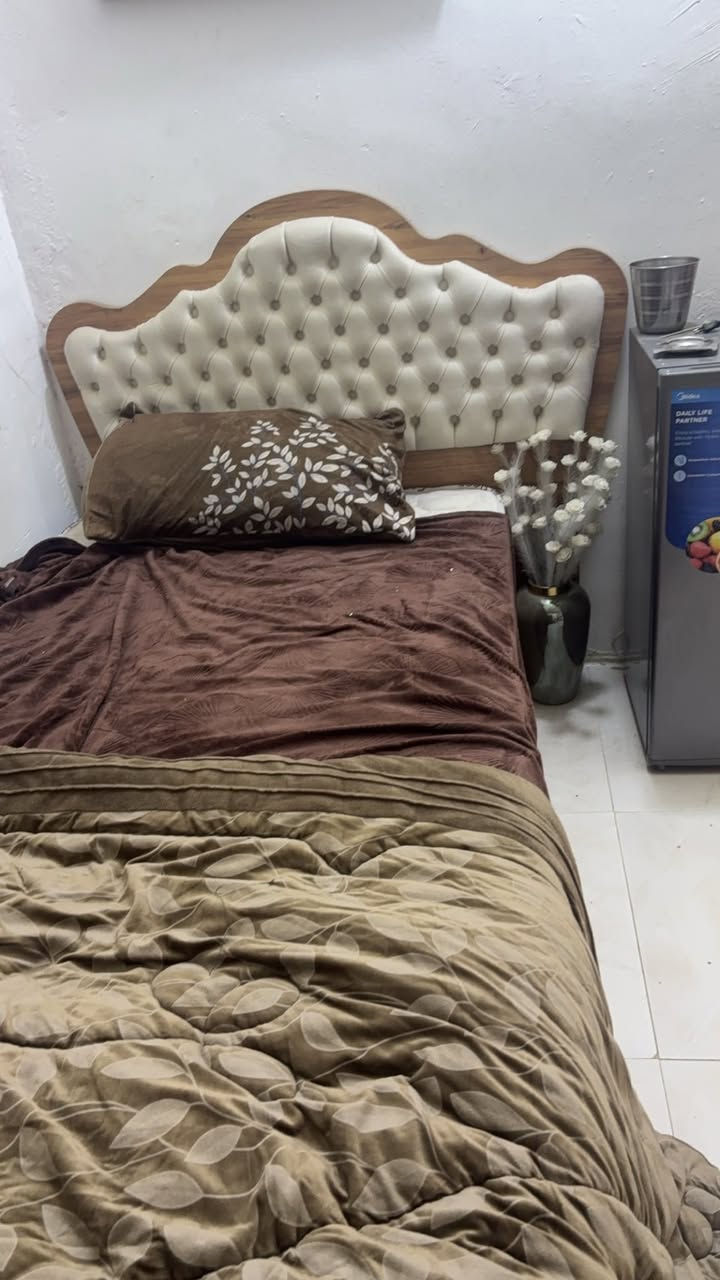 سرير مال غرفه كانتري  يكون داخله. مخزن نفر ونصف سرير لبيع فقط ٧٠ الف قفل  رقم*********** وتساب
