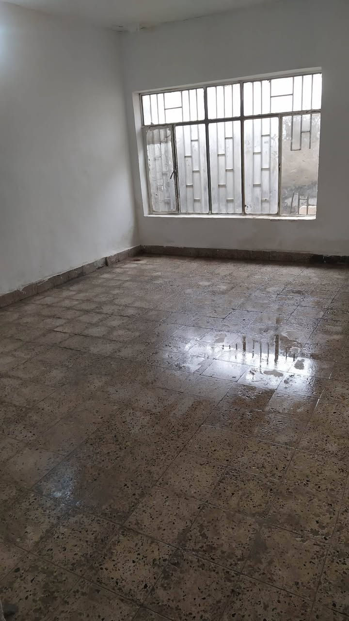 السلام عليكم بيت. يحتوي ع غرفه وهول ومطبخ وصحيات بالعبوديه الشارع تبليط ومجاري  للايجار للاستفسار اكثر الاتصال بالرقم *********** السعر ب250
