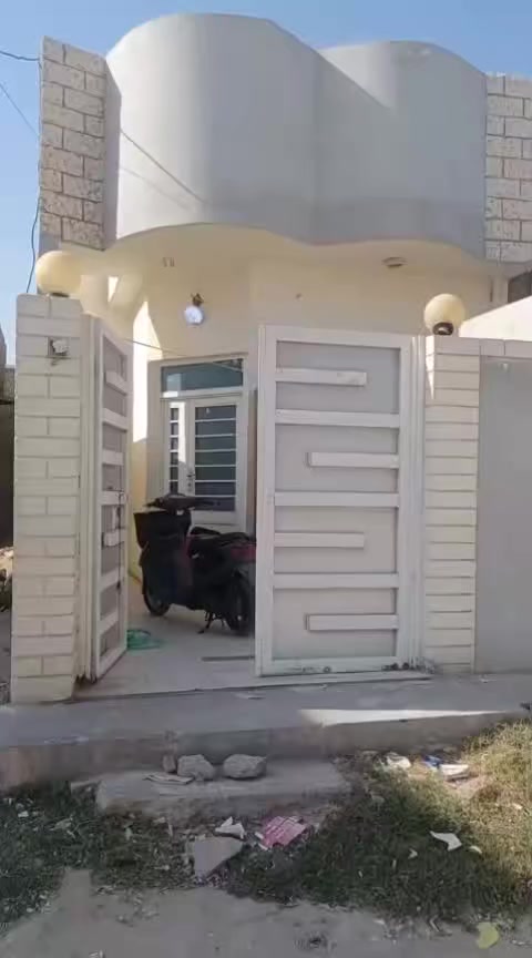 السلام عليكم  دار المساحه 100م كربلاء الامن الداخلي رابع بيت عن شارع الضغط 5م ×20م يحتوي على استقبال وصاله وغرفة منام مطبخ وصحيات مسلح الارضيه بورسلين سعره 80 مجال بسيط ***********
