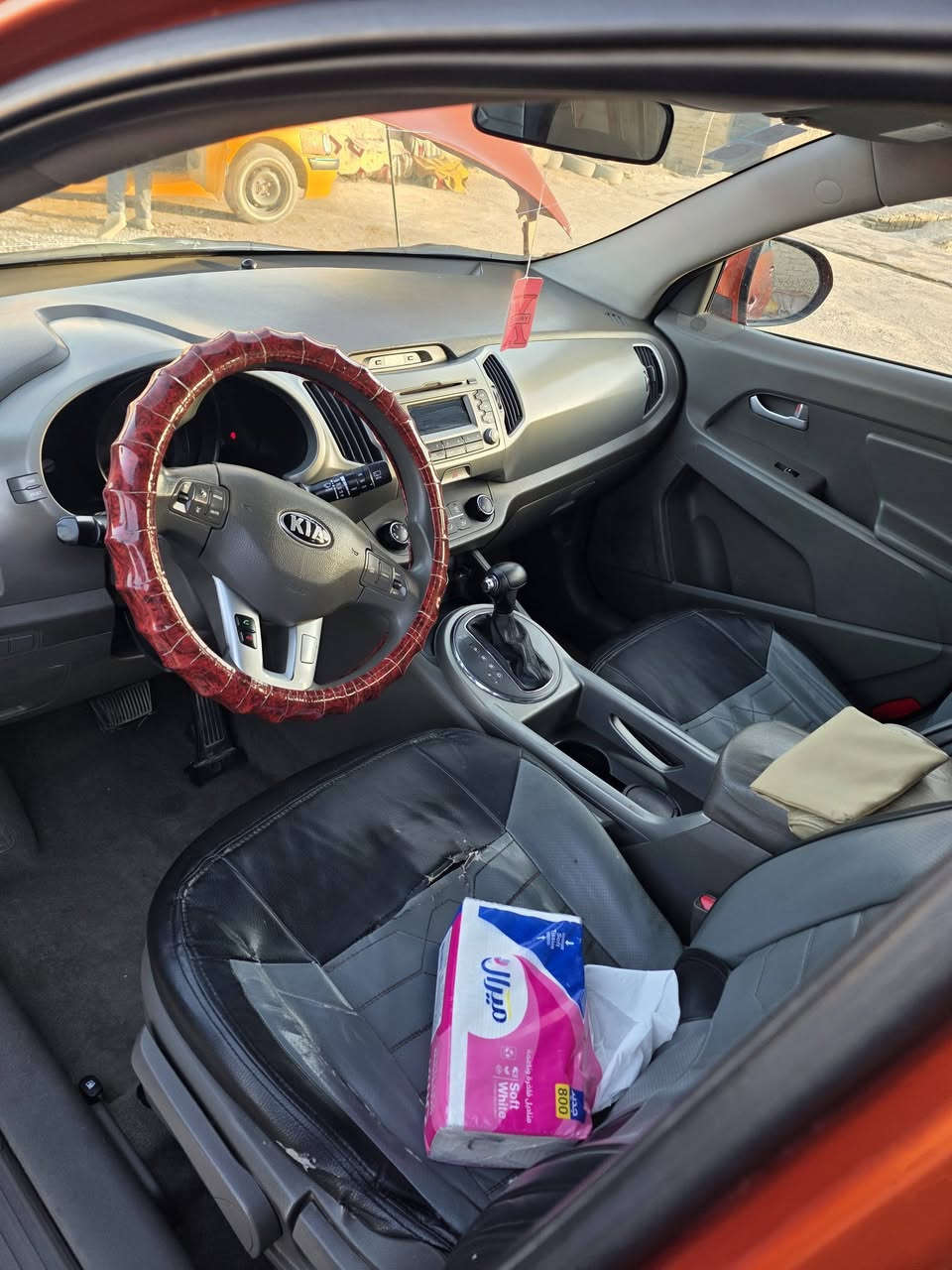 السلام عليكم سبورتج 2013 سياره جاهزه وخير من الله خليجيه ربع ماذب عليه ترايك وين ميعجبك سياره بسمي هزه ورقم جديد صار سبوع  السعر ١٤٠ وبيه مجال لشراي كلشي كدامك شراي تصل مو شراي لا تتصل ***********
