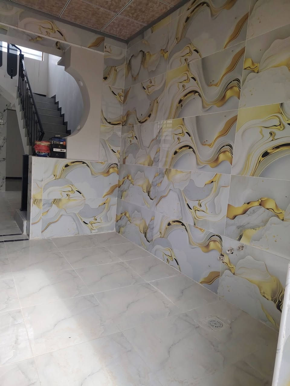 السلام عليكم بيت المساحه 100 متر طابو زراعي في النجف الاشرف في مجمع بوابه الغدير السكني مقابل العسكري عامود 258 كافه الخدمات متوفره يحتوي البيت ع غرفه وصاله ومطبخ واستقبال وتخاريج داخليه وخارجيه السعر 72 مليون الاستفسار الاتصال على الرقم *********** او مراسله واتساب 🖤🌿
