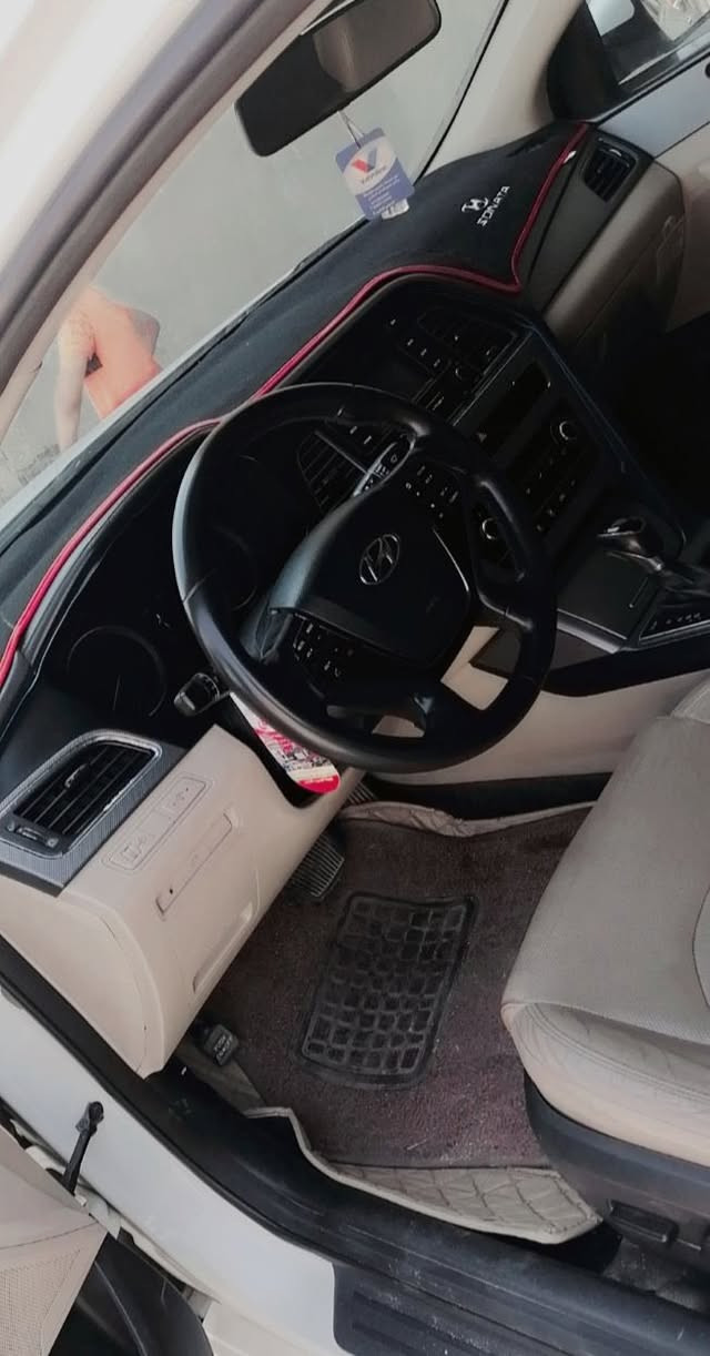 سوناته 2015 خليجي لون ابيضّ 

مواصفات 
ويل كب 
تحكم استرين جهتين
شاشه وكامره دوار
مري شفط
محرك 2400دوش
كشنات جلد  
مكان السياره كربلاء 
السعر 155وبيها مجال
بيها بارد بسيط وشخط بالباب الخلفي كما موضح بالصوره 

رقمها بغداد تحويل ثاني يوم السياره جديده مال جناي 

رقم صاحب السياره ***********
