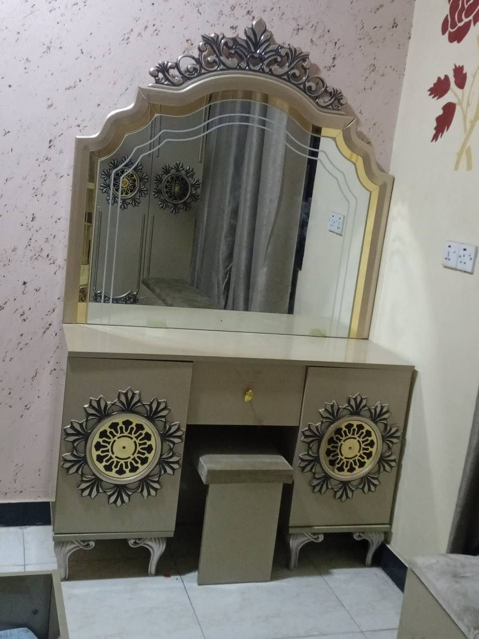 تتكون من 7قطع جربايه كنتور ميز تواليت طابوريه شازلون وكودميات2 ب550 عنوان بغداد 
***********

