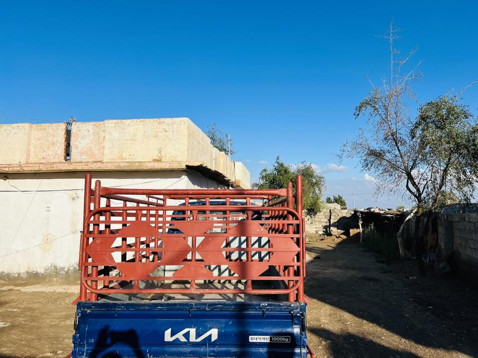 السلام عليكم 
محجر للبيع كيا نثيا بوري اصلي ثقيل 
قبل شهر شديته عمل جديد ارتفاع 85
السعر 400بيه مجال قليل توصيل موجود لأي مكان
***********
