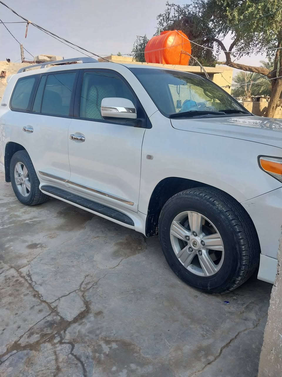 السلام عليكم  لاندكروز ستينيه  معروفه المواصفات   فول  واحد على واحد ***********
