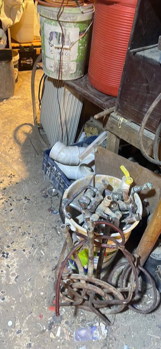 مواد انشائيه و عدد يدويه جديده ومستخدمه للبيع عنوان البصره القديمه ***********
