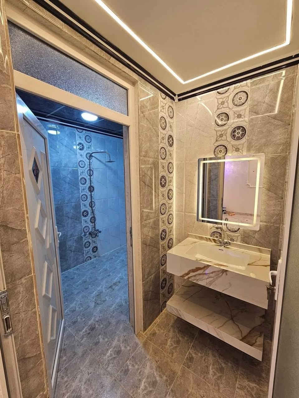 #مكتب_ارض_الملوك

🚨 فرصة ذهبية لا تتكرر! 🚨

🏡 بيت فاخر للبيع – حي السماح (المربع الذهبي ⚜️)

✨ تصميم عصري + موقع مميز + بناء هندسي حديث

📐 المساحة 160م | الواجهة 11م | طابقين (زيرو)

🔥 6 غرف نوم – مثالي للعوائل الكبيرة
🎥 جميع مراحل البناء موثقة بالفيديو

📄 طابو ملك صرف (شرط تحويل + قرار تمليك)

🏠 تفاصيل البيت: ✔️ كراج + استقبال + هول
✔️ مطبخ حديث
✔️ 6 غرف نوم
✔️ بيتونة + بلكونة

💎 مجهز بالكامل: دكتات ❄️ | سبالت | كاميرات 📹 | إنترنت | دشات

⚡ جاهز للسكن فوراً – تسليم مفتاح

📞 للاستفسار: ***********
***********

📍 حي البكر – سايدين الكنيسة
(مجاور معهد النجاح للبنات)
مكتب ارض الملوك
