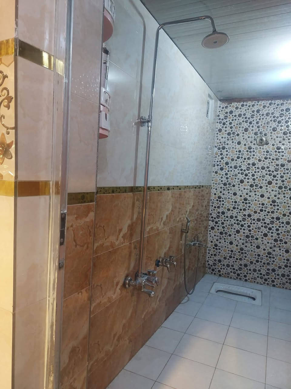 دار للبيع طابو صرف المساحه 75 واقع حال 80 يتكون من طابقين الطابق الاول كراج وصاله كبيره وحولي خدمات حمام ومطبخ. والطابق الثاني غرفتين وبالكون وبيتونه ومخزن وسطحين. ترميم 2022 تأسيس ماء مجاري كهرباء جديد البيت كوله مجدده سيراميك بورسلين .مكاني الشعب الجمعيات نهايتة شارع 25 السعر 130 وبي مجال قليل للاستفسار الاتصال م ***********
