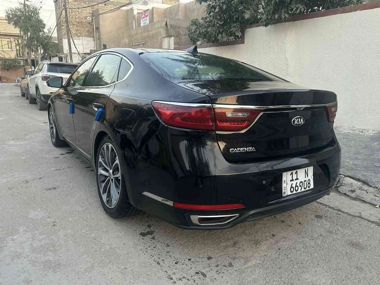 السلام عليكم 
كادنزا 2018 وار امريكي حادثها خفيف موجودة صور حادث بلا دواخل 
ماشية 98 
رقم بغداد جديد بسمي 
جاهزة من كلشي 
موصفات فول برايم 
ما عدة البردة 
كشنات  كهرباء خزن جلد تدفئة تبريد بحالة جيدة 
حساس امامي خلفي 
رادار 
بصمة 
فتحة 
تحكمات 
مري شفط 
وهواي موصفات 
محرك 3300 GDI مكفول 
كير مكفول 
تبريد تدفئة شغالة 
صدر جديد تخم تاير جديد 
مابيها نقص 
مكانها بغداد 
للاستفسار ‭*********** 
السعر 155 بي مجال 
صور حادث و سونار ع خاص او واتس
