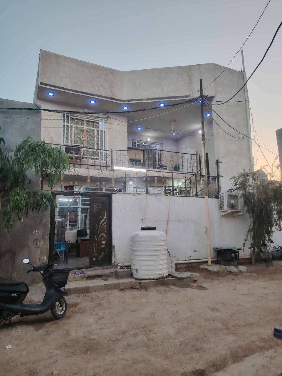 السلام عليكم دار للبيع المكان كربلاء مقابيل جامعة وارث الأنبياء طريق بغداد كربلاء عمود 115 منطقة العوينة البزل الرئيسي مساحة الدار 120متر تحت البناء طابقين سند 25 قرار محكمة يحتوي الدار على 3غرف نوم وصالتين واستقبال كبير ومطبخ وحمامات داخلية وخارجية عدد 3 السعر 90 مليون وبي مجال كلش بسيط لشراي للستفسار الاتصال على الأرقام التالية /*********** /***********
