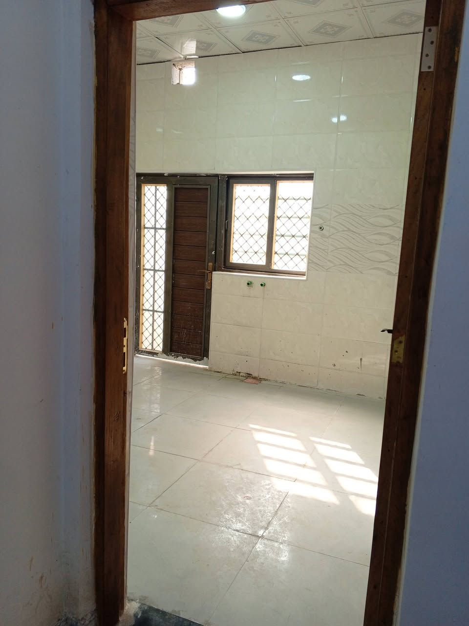 سلام عليكم متوفر بيت ابو الخصيب ابو كوصرة قرب سنتر طاهة وقف سني الأرض مسجلة مساحة 100 متر يتكون من غرفتين وصاله ومطبخ ودوانية صحيات داخلية وخارجية سعر 50 بي مجال تصال على هذا الرقم بي واساب ***********
