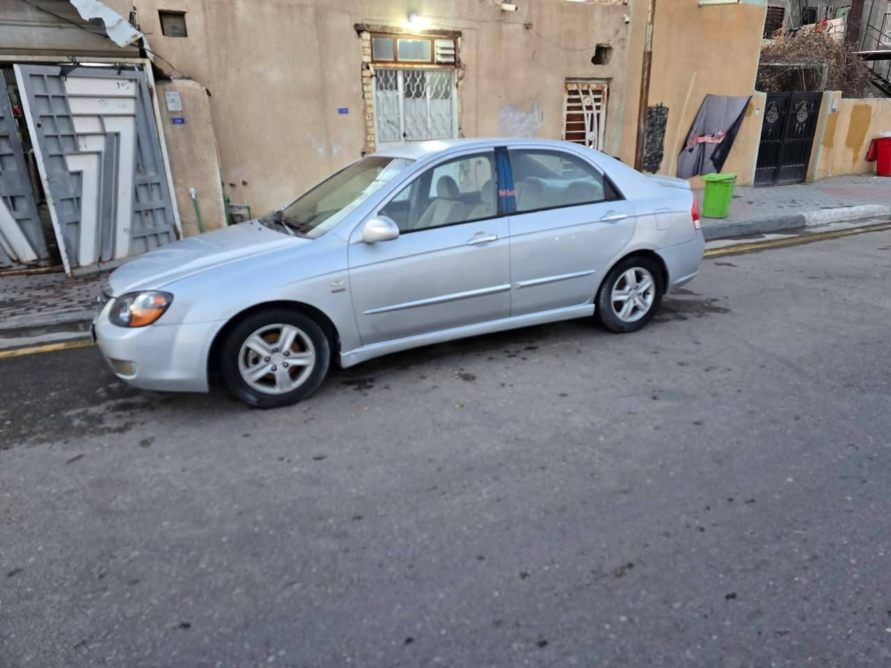 السلام عليكم سيراتو موديل ٢٠٠٧ بيه جاملغ و باب صبغ فقط سعرها ٥٥ بيه مجال مكان كربلاء سيف سعد رقم تلفوني ***********
