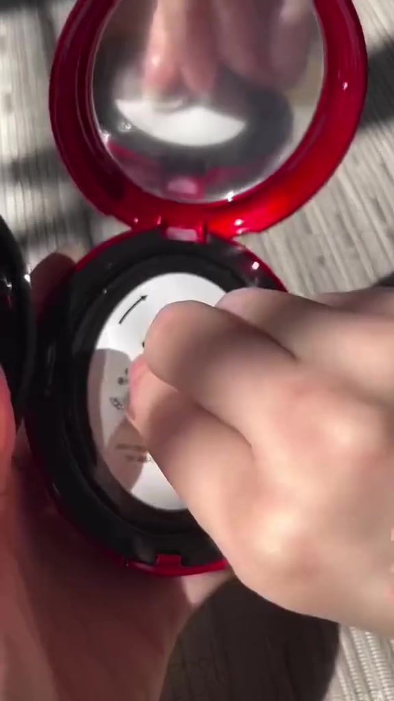 فاونديشن كوري ترند العالم – متوفر الآن
TIRTIR MASK FIT RED CUSHION 💖
استمتعي بتغطية خالية من العيوب ولمسة نهائية حريرية ناعمة ومشرقة ✨
فاونديشن عالي التغطية يخفي الاحمرار والعيوب بسهولة، مع ثبات طويل الأمد ومظهر زجاجي مشرق للبشرة 
مميزاته 👇
▫️ تغطية قوية تدوم حتى 72 ساعة
▫️ مقاوم للعرق والتغير
▫️ يمنح ترطيب وتغذية طوال اليوم
▫️ لمسة حريرية ومظهر صحي مشرق
▫️ حماية من الشمس SPF40 PA++ ☀️
غني بمكونات طبيعية مفيدة للبشرة 
▫️ مستخلص الكركديه
▫️ البروبوليس
▫️ زنبق الماء الأبيض
▫️ مضادات أكسدة قويه

 #السعر__16

🚚 توصيل لكافة المحافظات


**إذا كنت صاحب هذا الإعلان وتريد حذفه لأي سبب، رجاءا أرسل رسالة إلى الدعم الفني**
