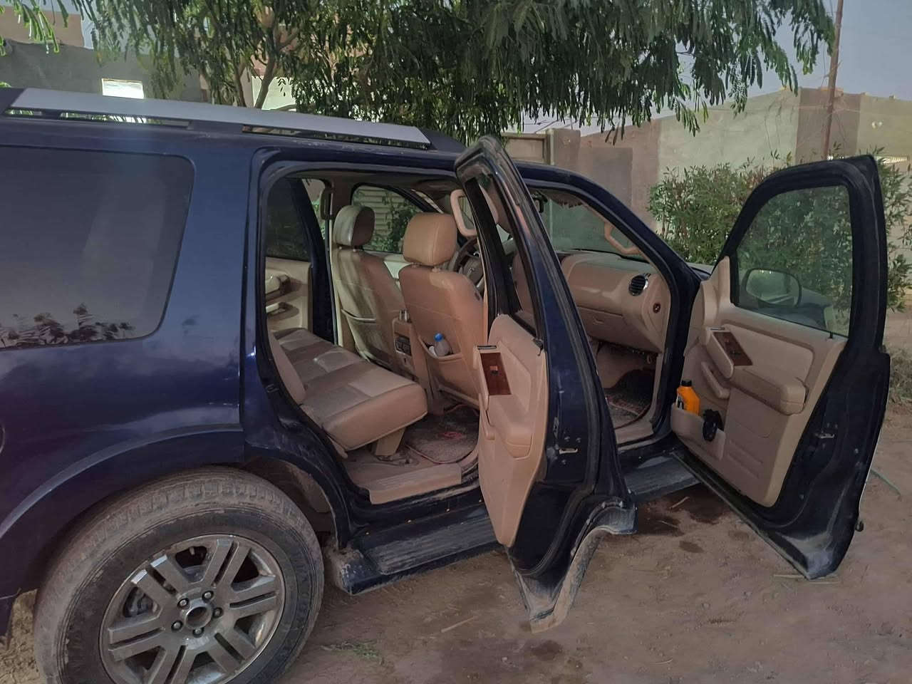 السلام عليكم فورد اكسبلورر موديل 2010 
سياره  فول مواصفات تحكمات فتحه سقف كشنات كهربائي تدفئه تبريد جاهزه من كلشي مابيه كل نقص سعر 50
او مراوس حسب القناعه


**إذا كنت صاحب هذا الإعلان وتريد حذفه لأي سبب، رجاءا أرسل رسالة إلى الدعم الفني**