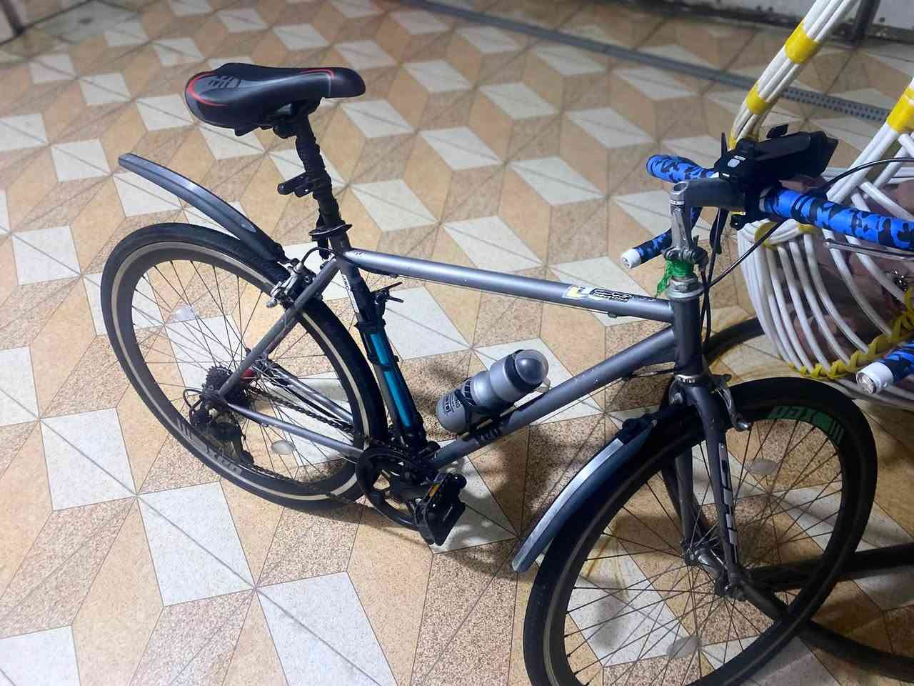 🚲 دراجة هوائية هجينة (هايبرد) للبيع 🚲
📋 المواصفات الفنية:
• الهيكل (الفريم): ألمنيوم، لون رمادي، ماركة YDD.
• المقود (الستيرن): رياضي (Drop Bar) مغلف بـ لاصق أزرق مموه.
• نظام السرعات: شفتات خلفية شيمانو (Shimano) - نظام سرعة أحادي أمامي (Single Chainring).
• المكابح (البريكات): بريكات لقاطات (Rim Brakes) أمامية وخلفية.

📦 الملحقات المرفقة:
• مصباح أمامي قوي جداً (متعدد الوظائف: يعمل كـ كشاف طريق، وقاعدة لتثبيت الهاتف، وشاحن للهاتف أثناء القيادة في نفس الوقت).
• مصباح خلفي (بك لايت) للتنبيه لضمان السلامة أثناء القيادة الليلية.
• مطارة ماء مع الحامل الخاص بها.
• منفاخ يدوي صغير مثبت على الفريم.
• دروع طين (مدغارات) أمامية وخلفية.
• جك جانبي للوقوف وعاكسات ضوئية على السيم (العجلات).

⚙️ الحالة: الدراجة بحالة ممتازة وجاهزة للاستخدام مباشرة.

---
💰 السعر: 200 ألف دينار (وبيها مجال بسيط للشراي)
📍 المكان: بغداد
📞 للاستفسار (اتصال أو واتساب): ***********
