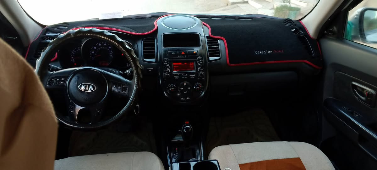 سلام عليكم كيا صول موديل 2012 أمريكي حادثه بس باب صبغ فقط ولباقي مكفولة سياره جديده  كير مكينه وحداديه تخم تاير تبريد كله جديد تحويل ثاني يوم مكانها حله بابل نادر السعر 85 وبيها مجال بسيط ***********🌹🇮🇶 مكينه 1600
