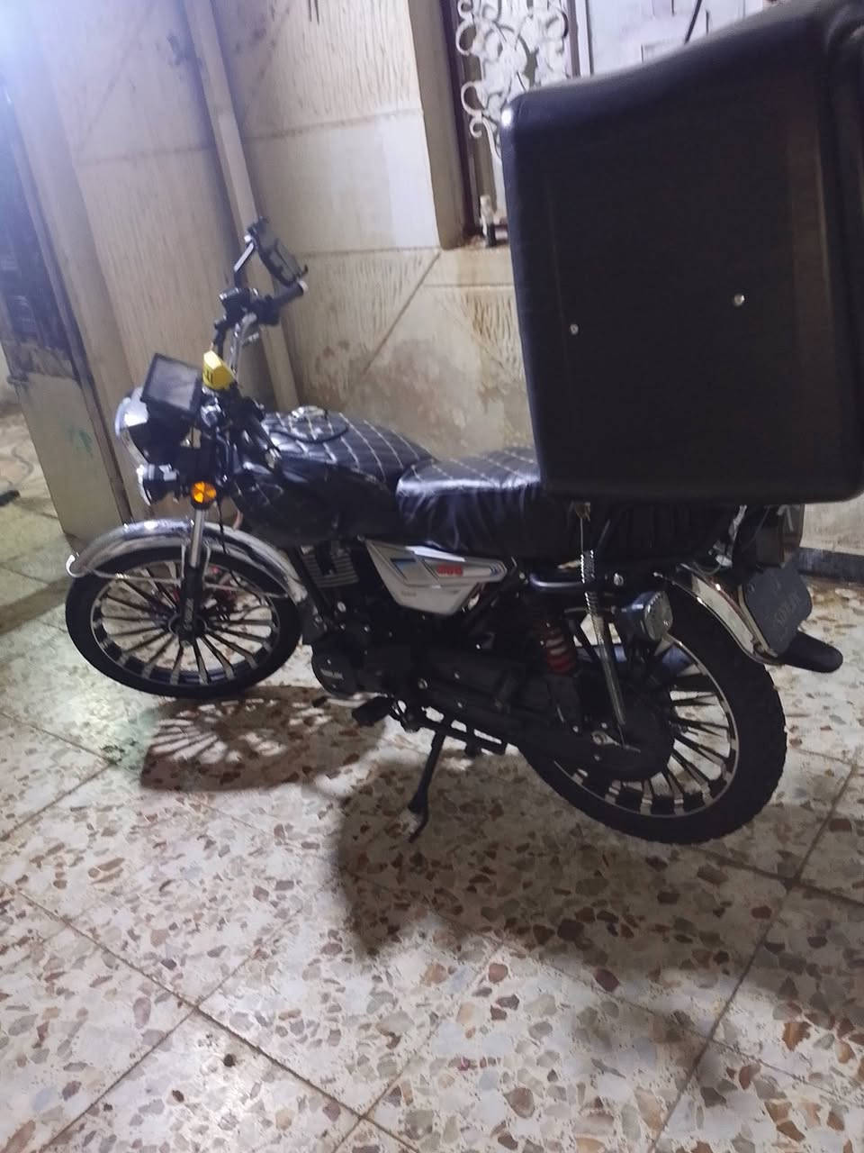 السلام عليكم دراجه مقفوله شيفون 5 جير برغمه مفتوح موديل 25 السعر 950$***********

