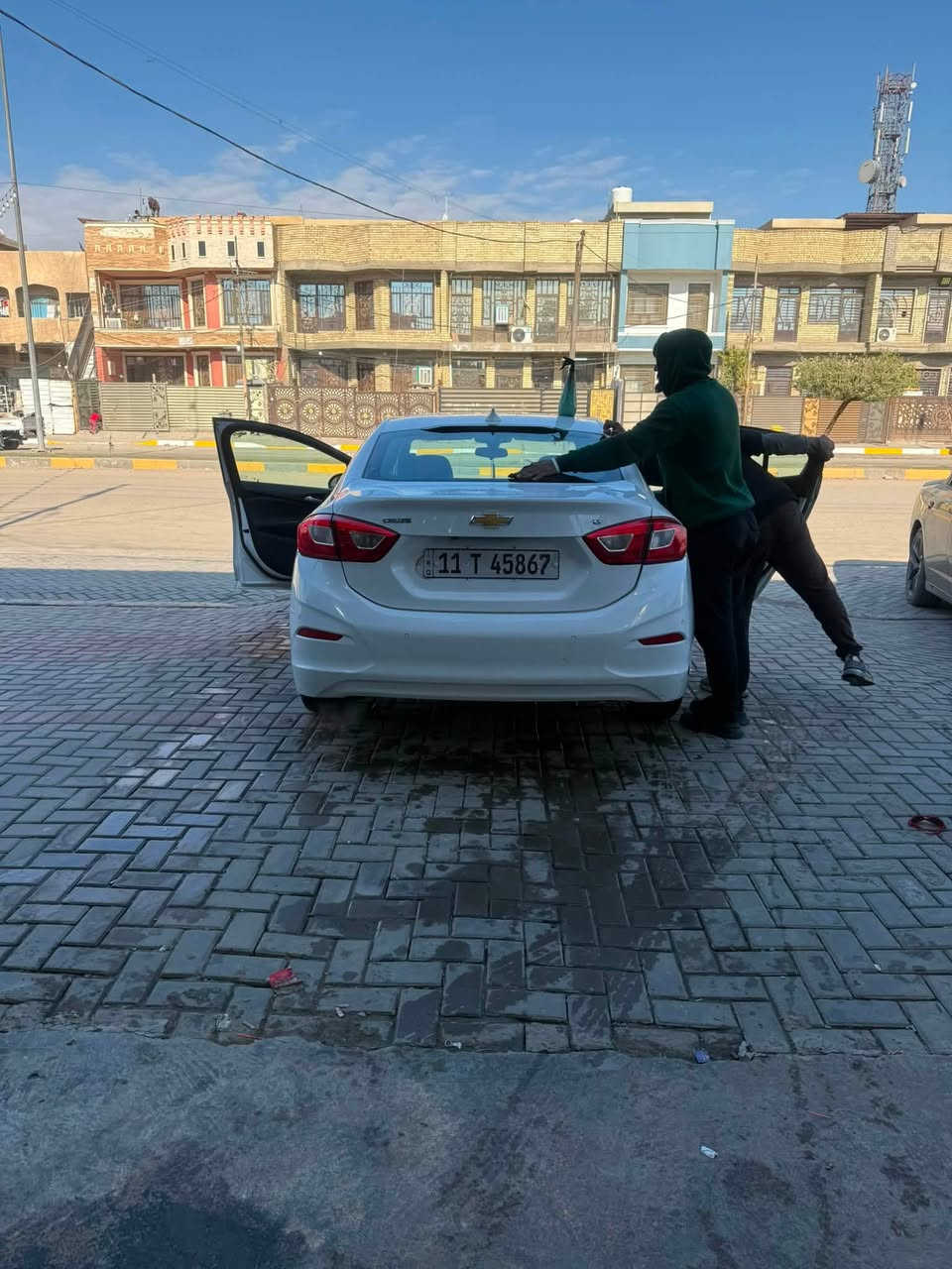 السلام عليكم 
شوفرليت كروز للبيع موديل 2018 بيها 3 قطع صبغ رقم بغداد محرك 1.4 تيربو 
المواصفات
بصمه تشغيل واربع ابواب 
تشغيل عن بعد 
فتحه
شاشه بلادي وتدعم كار بلي 
مقعد السائق كهرباء 
رادار جانبي 
ويل كب حجم 16 
تحكم ستيرن جهتين 
اوتو استوب
والتبريد نظامين الايكو
حساسات خلفيه وكاميرا دواره بلادي
السعر 80 $
هـ ***********

