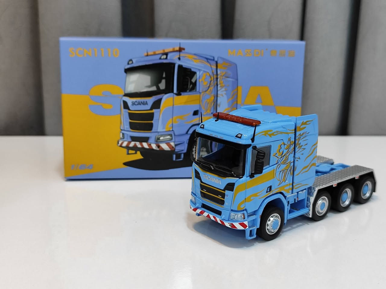 Scania R650 4-axle (1:64) by MASDI
شاحنة سكانيا (ذات 4 محاور للعجلات) بقياس 1:64

من شركة MASDI العالمية المعروفة، صناعة بجودة عالية وتفاصيل دقيقة

قطعة مميزة لعشاق الشاحنات الأوروبية والمصغرات بقياس 1/64

مزيد من التفاصيل على الخاص

متوفر توصيل


**إذا كنت صاحب هذا الإعلان وتريد حذفه لأي سبب، رجاءا أرسل رسالة إلى الدعم الفني**